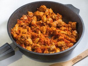 Рис с мясом и капустой в сковороде - фото шаг 3