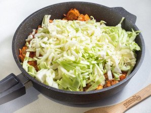 Рис с мясом и капустой в сковороде - фото шаг 5
