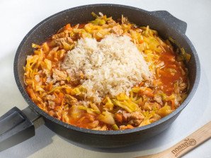 Рис с мясом и капустой в сковороде - фото шаг 6
