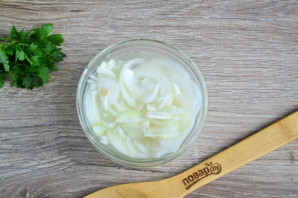 Салат из куриных сердечек с маринованным луком - фото шаг 3