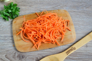 Салат из куриных сердечек с маринованным луком - фото шаг 4