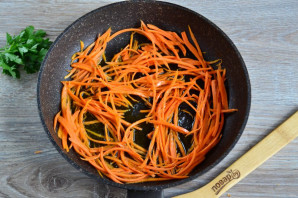 Салат из куриных сердечек с маринованным луком - фото шаг 5