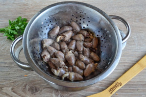 Салат из куриных сердечек с маринованным луком - фото шаг 6