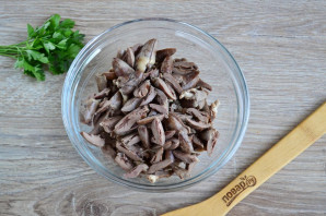 Салат из куриных сердечек с маринованным луком - фото шаг 7