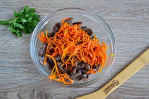 Салат из куриных сердечек с маринованным луком - фото шаг 8