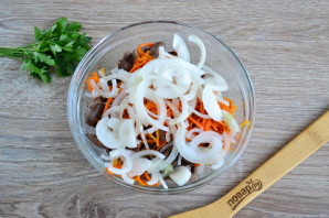 Салат из куриных сердечек с маринованным луком - фото шаг 9