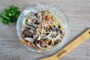 Салат из куриных сердечек с маринованным луком - фото шаг 10