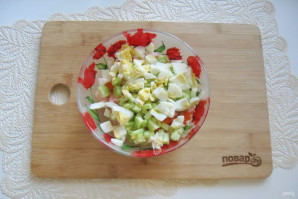 Салат с горошком, яйцами и колбасой - фото шаг 6