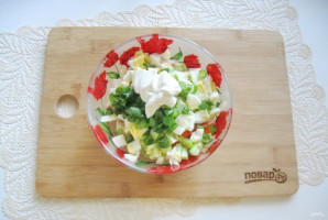 Салат с горошком, яйцами и колбасой - фото шаг 8