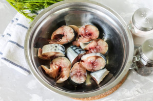 Скумбрия с помидорами на зиму - фото шаг 2