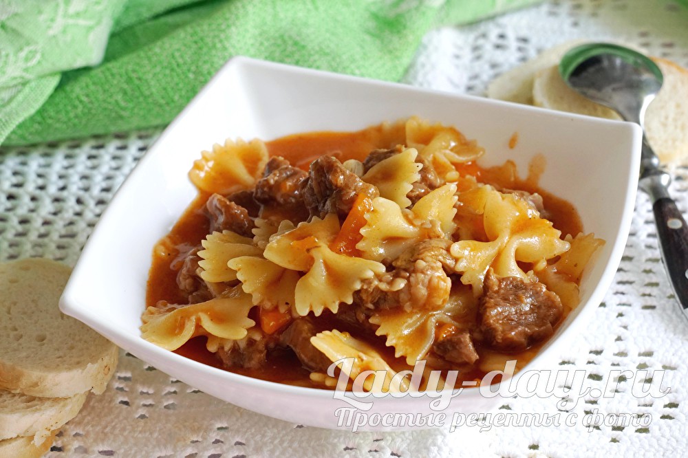 макарон с мясом и подливкой