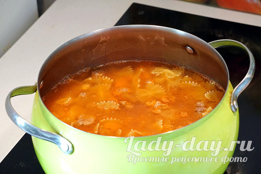 макарон с мясом и подливкой