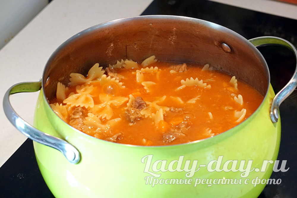 макарон с мясом и подливкой