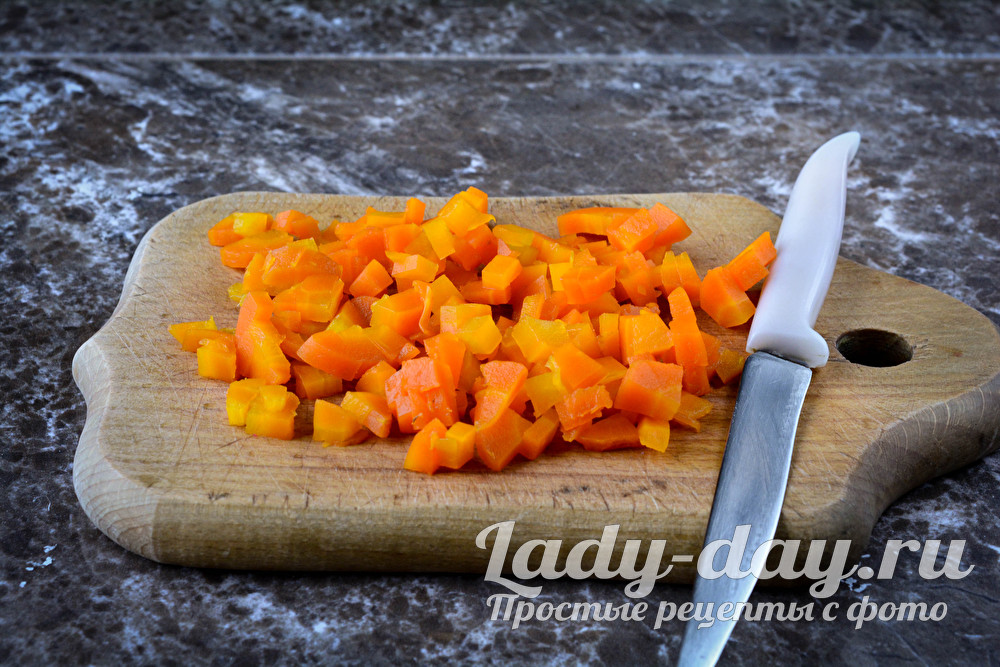  Нарезать морковку