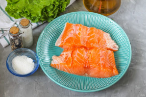 Горбуша соленая в масле с луком - фото шаг 2