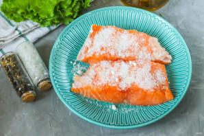 Горбуша соленая в масле с луком - фото шаг 3