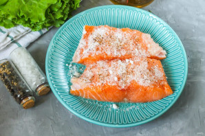 Горбуша соленая в масле с луком - фото шаг 4