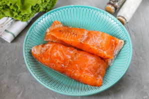 Горбуша соленая в масле с луком - фото шаг 5