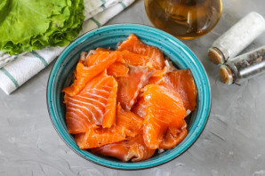 Горбуша соленая в масле с луком - фото шаг 7