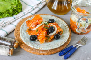 Горбуша соленая в масле с луком - фото шаг 10