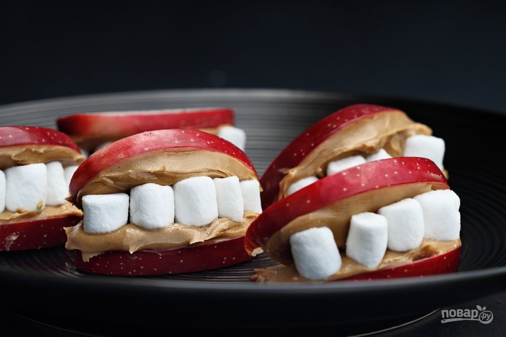Яблоко с зефирками на Хэллоуин