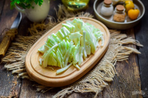 Капуста тушеная с сосисками и картошкой - фото шаг 4