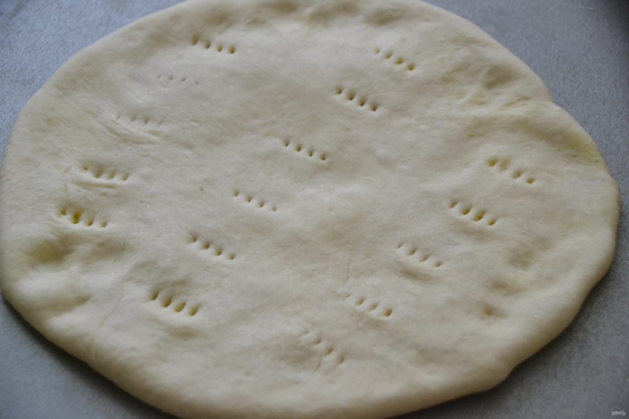 Лепешку наколите вилкой