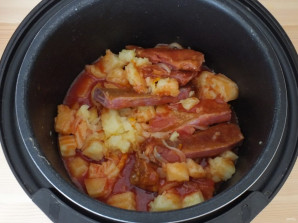 Картошка в мультиварке с копчеными ребрышками - фото шаг 5