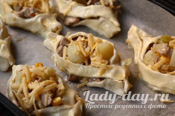 Лодочки из слоеного теста с картофелем и мясом