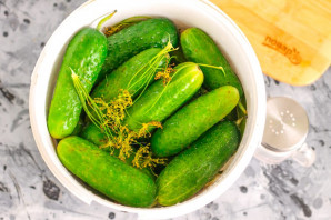 Малосольные огурчики по бабушкиному рецепту - фото шаг 3