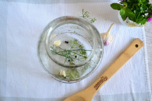 Маринованные огурцы и помидоры 