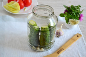 Маринованные огурцы и помидоры 