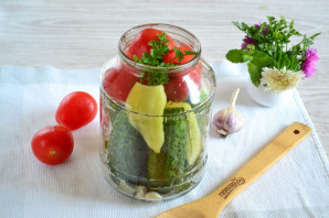 Маринованные огурцы и помидоры 