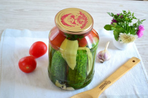 Маринованные огурцы и помидоры 