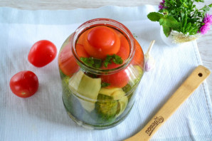 Маринованные огурцы и помидоры 