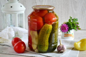 Маринованные огурцы и помидоры 