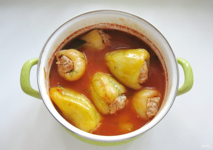 Перцы с фаршем в кастрюле