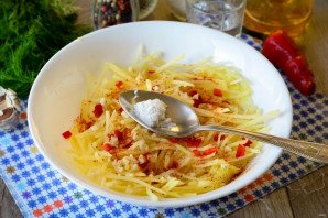 Салат из сырой картошки - фото шаг 5