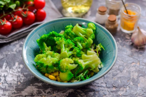 Салат с брокколи и кукурузой - фото шаг 4