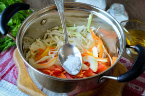 Салат с капустой и помидорами на зиму - фото шаг 4