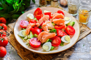 Салат с малосольной красной рыбой - фото шаг 6