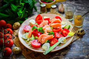 Салат с малосольной красной рыбой - фото шаг 7