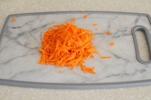 Салат с сердечками, морковью и луком - фото шаг 3