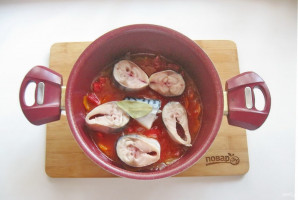 Скумбрия в томате с овощами - фото шаг 9