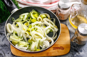 Запеканка из яблок, тыквы и лука-порея - фото шаг 2