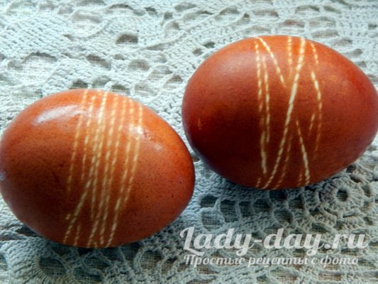 Как покрасить яйца на Пасху в луковой шелухе с рисунком, фото 