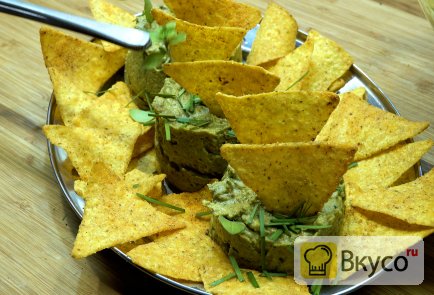 Паста из авокадо с зеленым горошком, яйцом и овощами