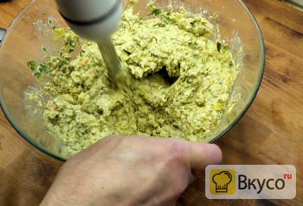 Паста из авокадо с зеленым горошком, яйцом и овощами