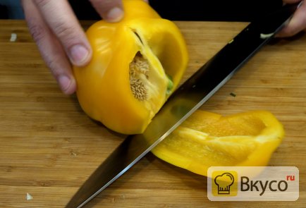 Паста из авокадо с зеленым горошком, яйцом и овощами