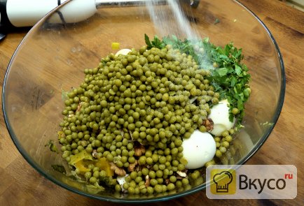 Паста из авокадо с зеленым горошком, яйцом и овощами